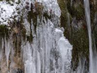 Felsen im Lochgrabenbach mit erstarrten Eisfiguren